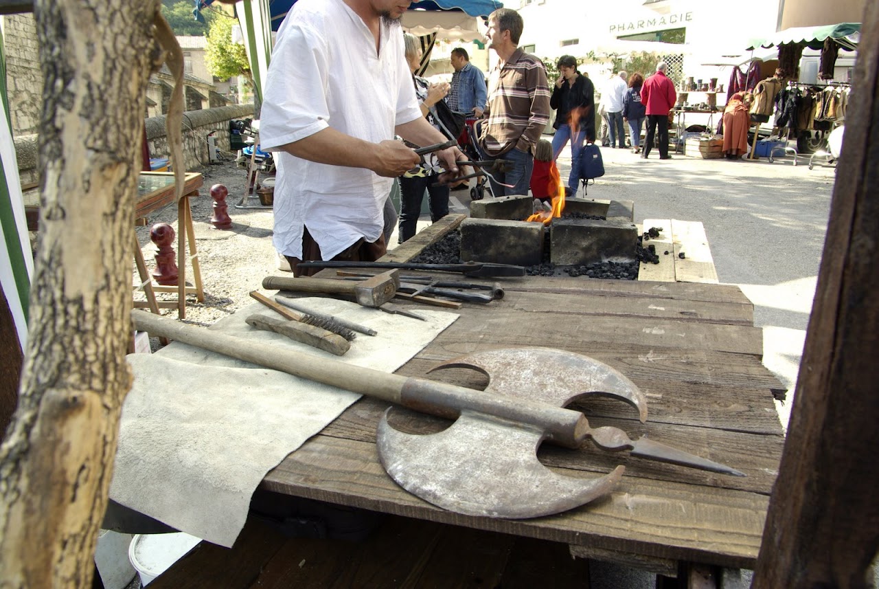 Fête médiévale à Cruas (Ardèche) - Ma bonne vieille halebarde se fond tout à fait dans l'ambiance, mais impressionne les passants.