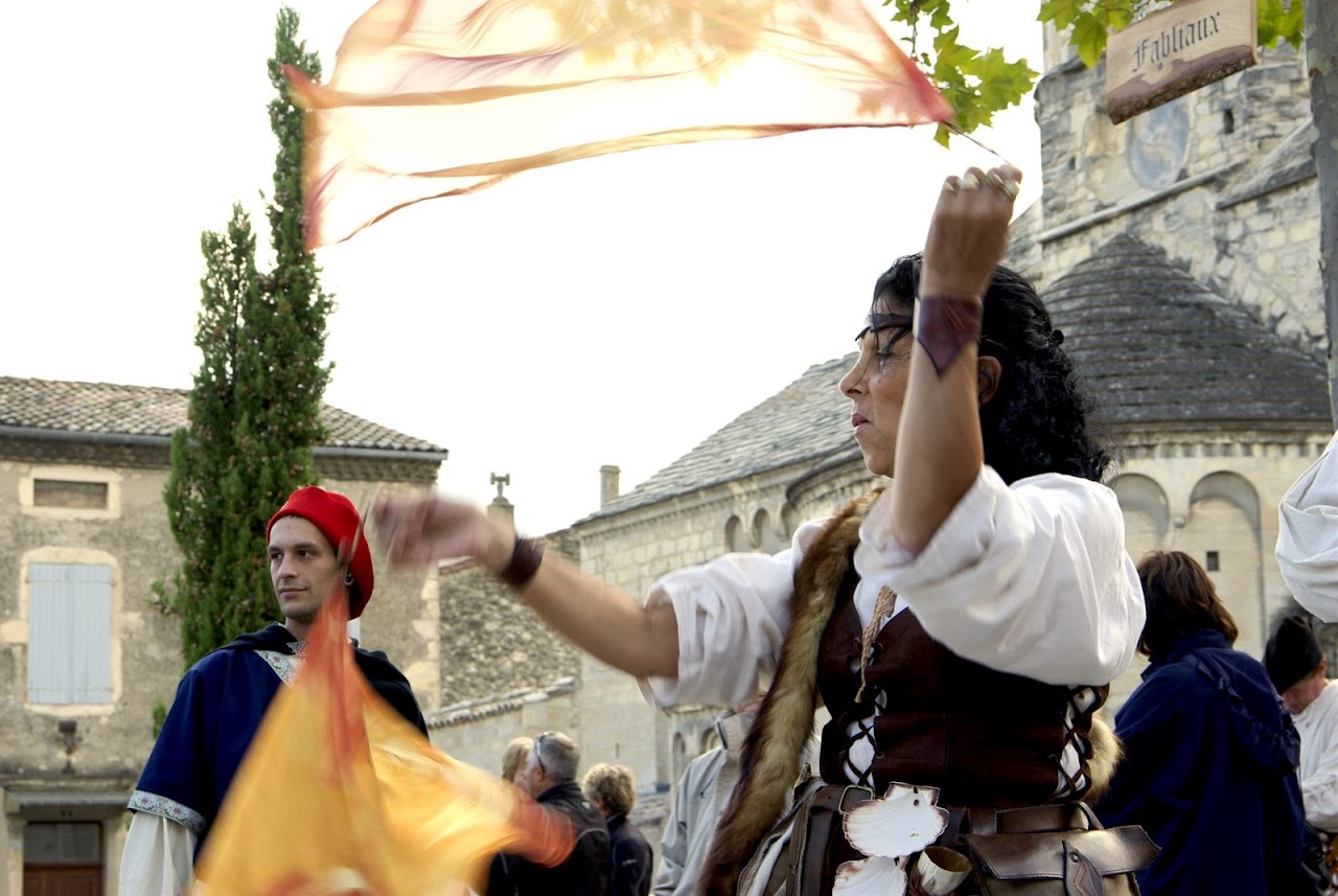 Fête médiévale à Cruas (Ardèche) - …le rythme accompagne la jongleuse et ses foulards enivrants.