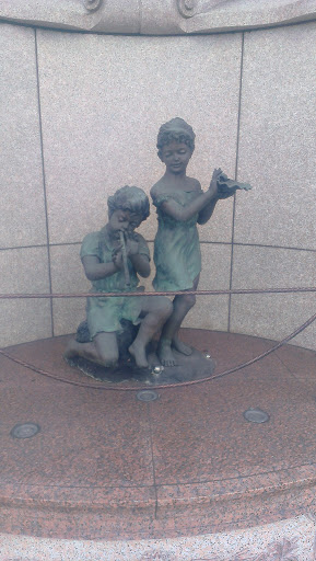 Statue 2 Girls