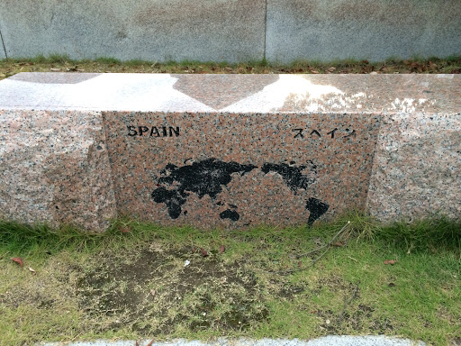 世界地図のベンチ