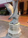 Quality Hotel Eagle Statue