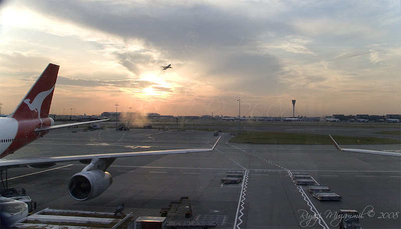 IMAGE: http://lh4.ggpht.com/riyazim/SMpC3qqznBI/AAAAAAAADFg/XwjD1hePYkc/s800/LHR%20-%20Plane.jpg