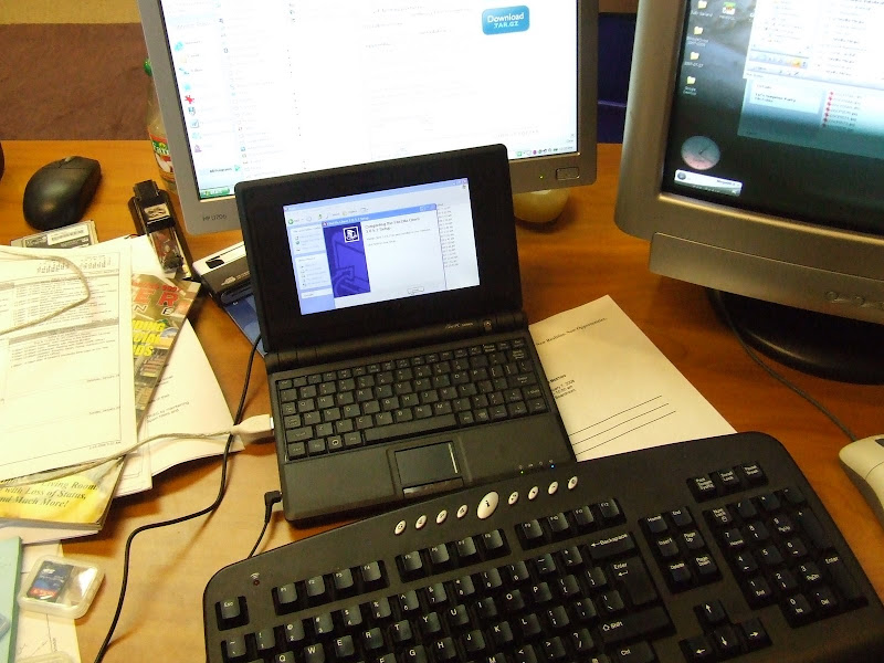 El tamaño diminuto de la Asus Eee permite acomodarla donde sea, incluso entre el teclado y monitor de una computadora más grande