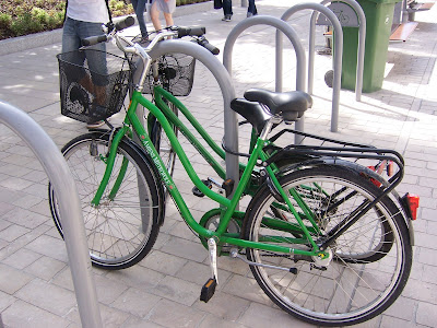 Stojaki na rowery razem z rowerami miejskimi