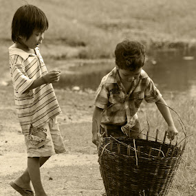 It aint heavy by Glen Unsworth - Babies & Children Children Candids