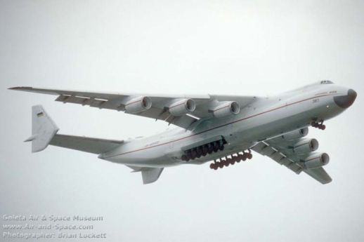 Conheça o monstruoso avião Antonov 225