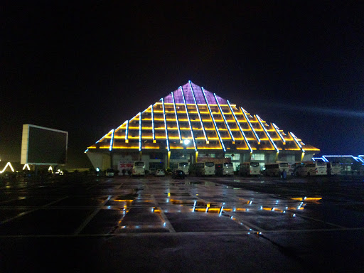 夜晚彩灯金字塔