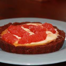 Caramel grapefruit tartlets with mascarpone cream and a chocolate-hazelnut crust