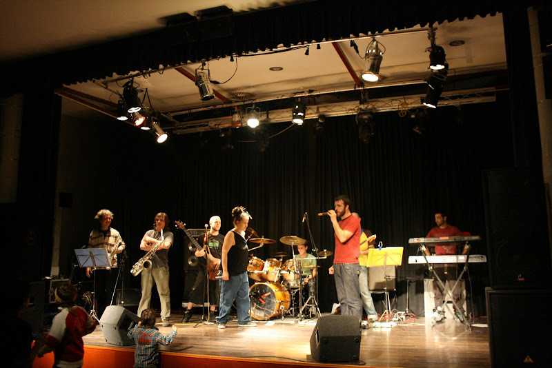 Deshechos en el centro juvenil de Villa de Vallecas