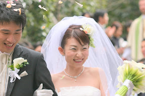 結婚式の花びらの中のスナップ写真の撮影の結婚