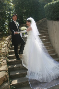 結婚式の外での写真の撮影の結婚