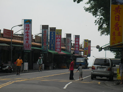原來晚餐要吃的小江正宗活魚餐廳是在壩頂的路旁呀！