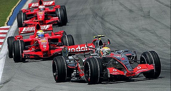 [Hamilton_leads_Ferraris_www.formula1.jpg]