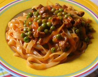 Tagliatelle mit Truthahnbolognese und Erbsen