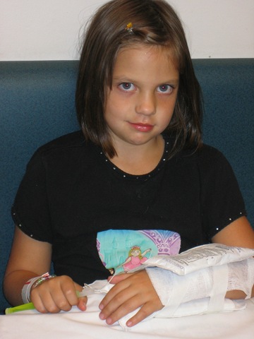 [Hannah_Broken_Arm (8)[3].jpg]