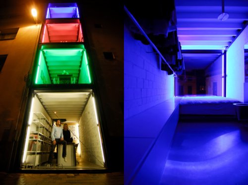 幅2.4mの4階建ての住居兼事務所。[Office and the house of 4 stories of 2.4m in width]