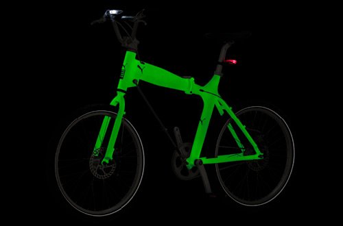 夜間の視認性が高い自転車。[Highly visible bicycle at night]