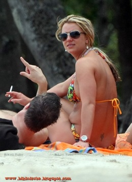 [britney-spears-bikini-2[2].jpg]