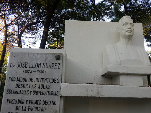 Busto de José León Suarez