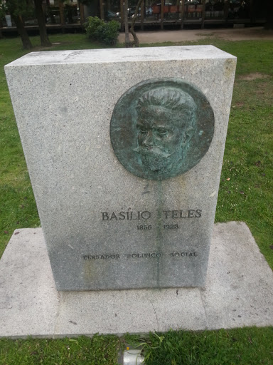 Monumento a Basilio Teles