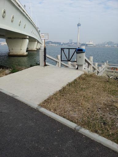 單車徑橋邊釣魚區