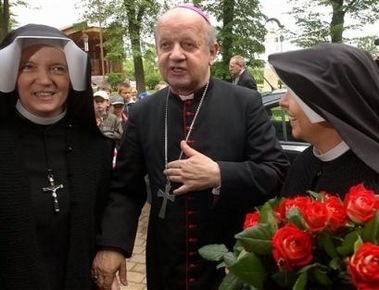 [Junio_08_Polonia_Dziwisz_01[4].jpg]