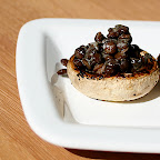 Champignon farci au caviar de lentilles beluga au nori