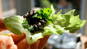 Toast de caviar de lentilles beluga au nori sur feuille de romaine