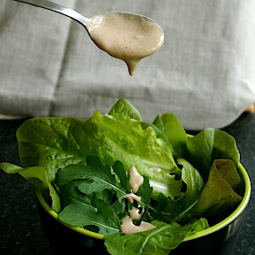 Salade du jardin-sauce légère au tahin