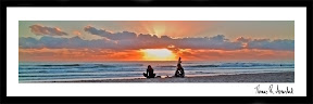 PATIENCE | To asiatiske surfere venter tolmodig på at bølgene skal bli bedre en tidlig morgen. Bildet er tatt på stranden i Surfers Paradise i Queensland, Australia. Bildet er signert av kunsteren. PATIENCE | To asiatiske surfere venter tolmodig på at bølgene skal bli bedre en tidlig morgen. Bildet er tatt på stranden i Surfers Paradise i Queensland, Australia. Bildet er signert av kunsteren.