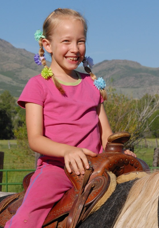 [hannahridehorsecloseweb[1].jpg]