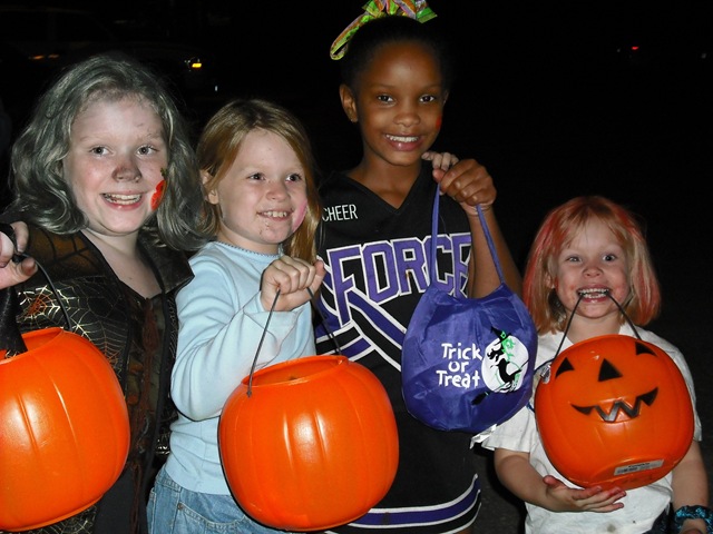 [halloween party 050[2].jpg]