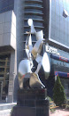 Статуя пред бизнес център КРИТ