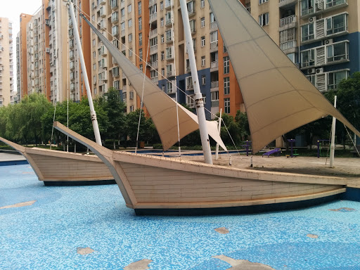 水中帆船