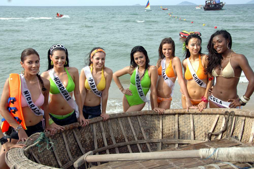 Putri Raemawasti with other Miss Universe contestant