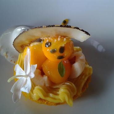 Bouquet Exotique. Gros macaron, passion curd, perles de fruits exotiques, glace rhum-vanille de Tahiti
