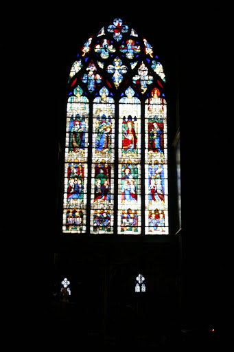 Působivé okenní vitráže, charakteristické pro oba chrámy, které jsme navštívili - Chartres i Remeš.