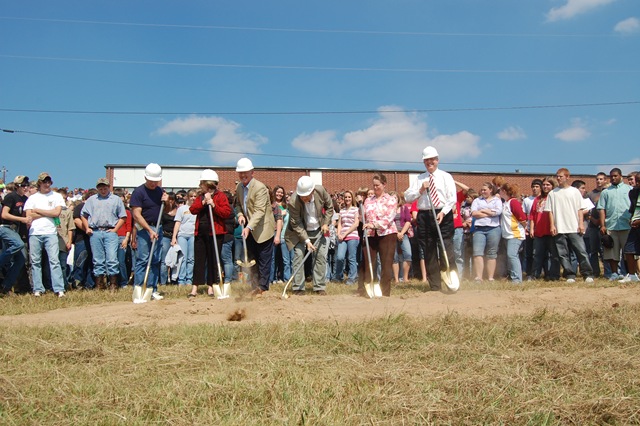 [high school groundbreaking[3].jpg]