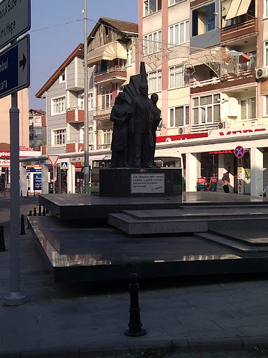 Üçyol Atatürk Büstü
