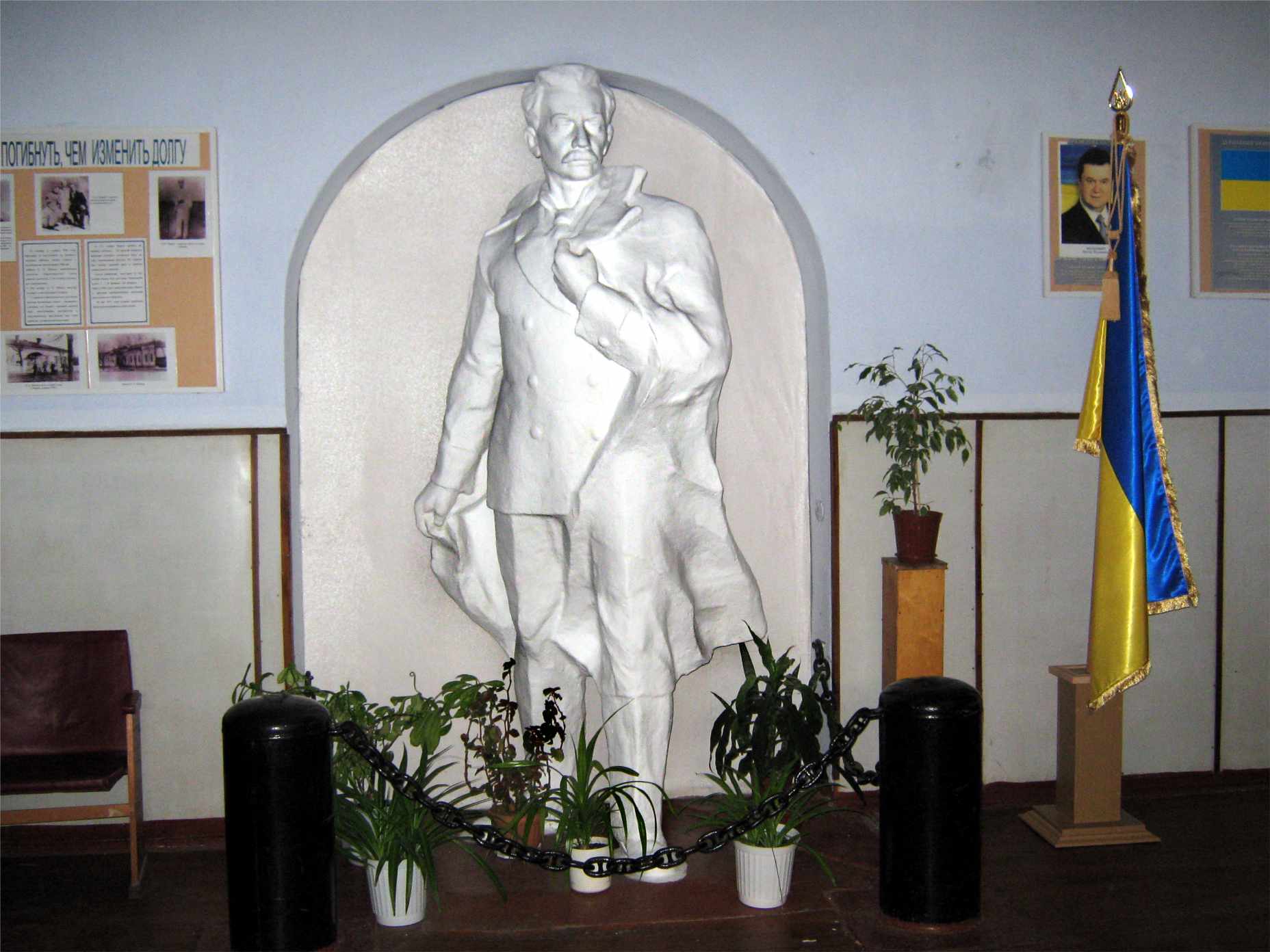 Очаков. Памятник Шмидту в школе №2