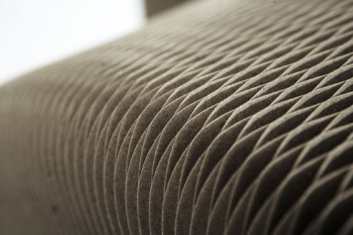 sofá flexible, extensible, de cartón reciclado. sofá alternativo