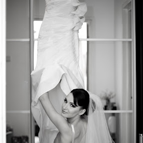 Marin Dumitru,www.fotografi-nunti.ro by Marin Dumitru - Wedding Getting Ready ( marin dumitru, www.fotografi-nunti.ro )