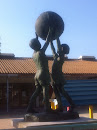 地球儀を持つ子どもの銅像