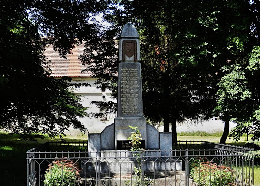 Vodochody, Pomník obětem 1.a 2.světové války