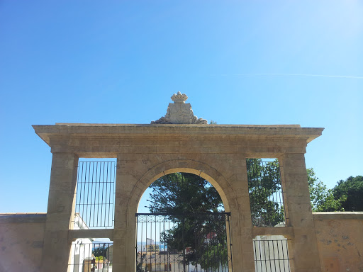 Puerta Al Parque Del Castillo De Bellver Con Escudo