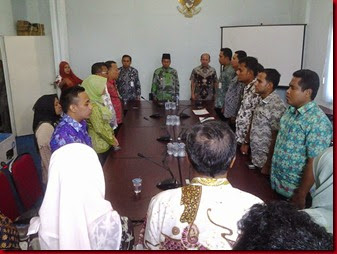 Drs.H Masrul Kasmy Didampingi Kepala Kantor Inspektorat   Suhendri Saat Menyanyikan lagu Kebangsaan