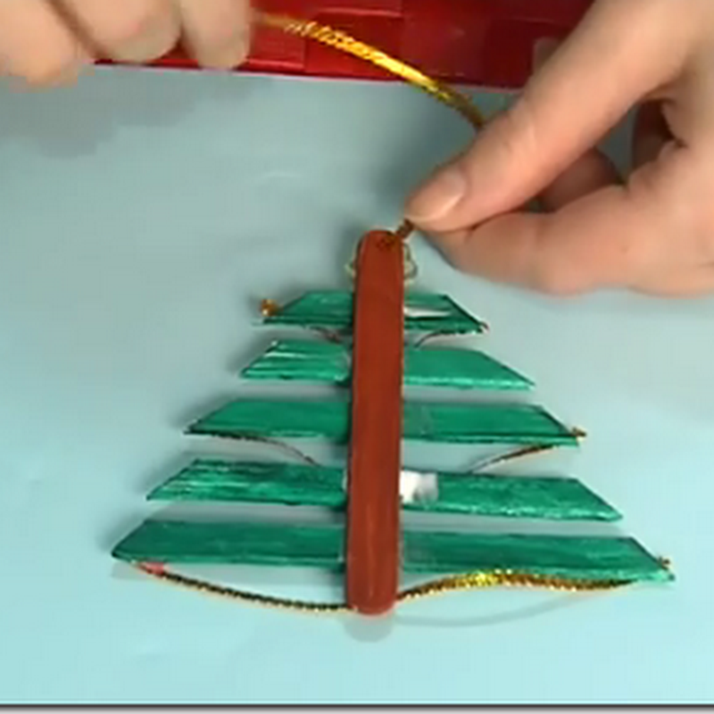 Manualidades navidad: árbol hecho con palitos para decoraciones