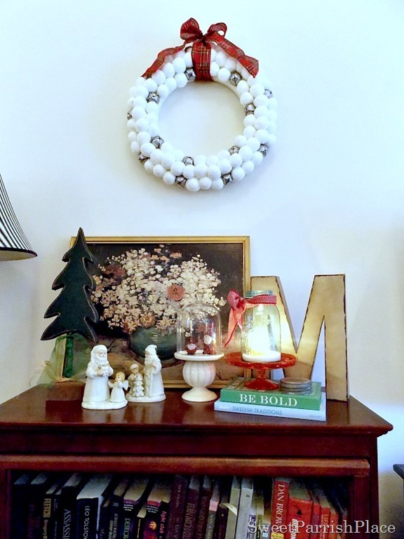 christmasbookcase3