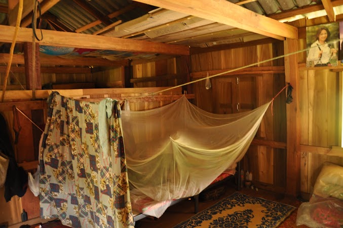 Imagini Thailanda: Interiorul unei case din satul Akha, THailanda