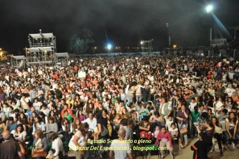 Estadio Sarmiento a pleno.jpg